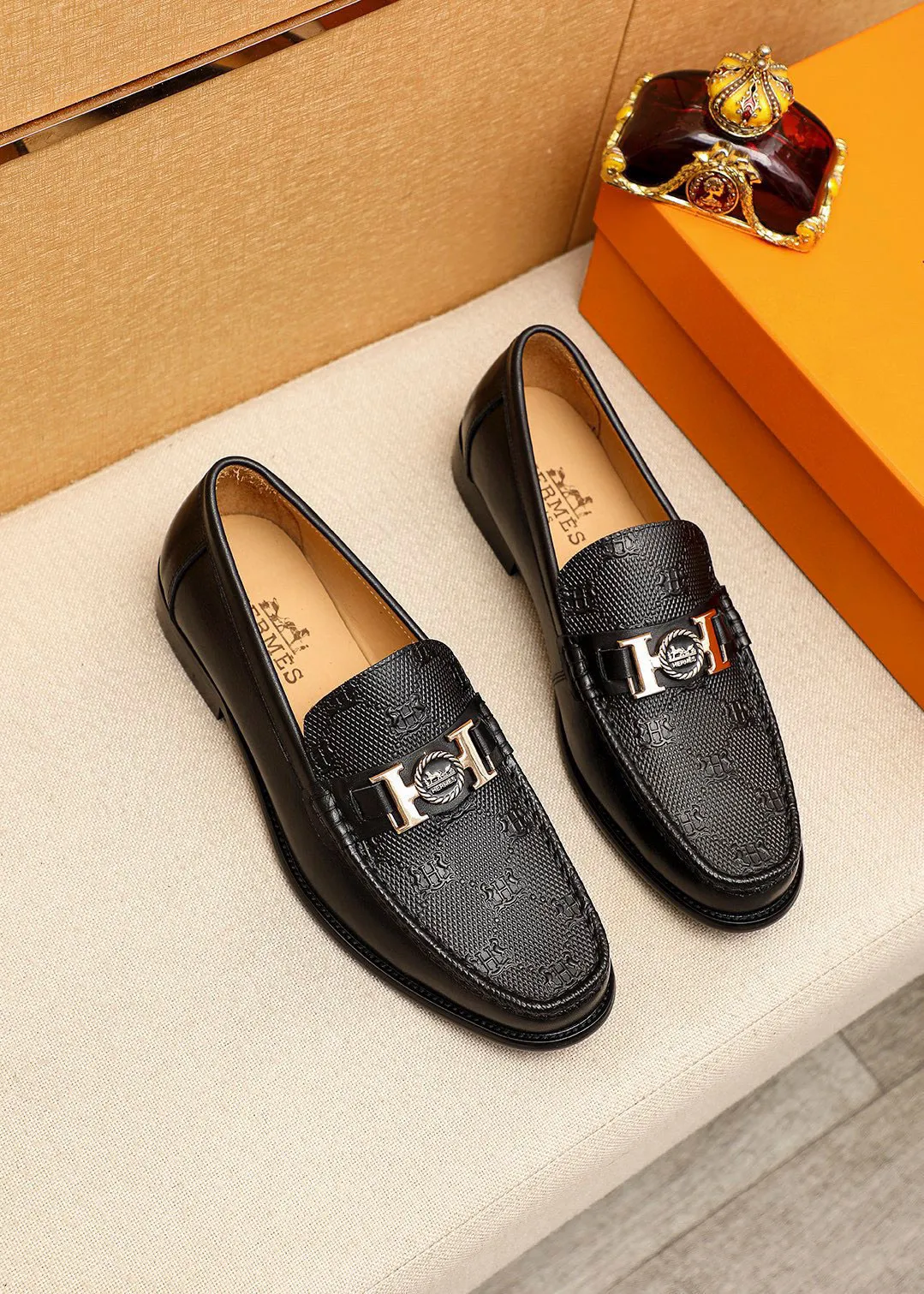 Men's shoes 💰442 💐 Product trademark: HERMES "Hermès" casual leather shoes Regular size: 38-44 (45🉑️customized) Product materials: Selected imported first-layer calfskin embroidered upper + luxury hardware buckle, imported water-dyed 🐂 cowhide lining. Strong three-dimensional visual effect, combined outsole Color: 1⃣️color optional